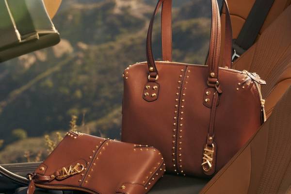 マイケル・コース「アスター」バッグを復刻、メタルスタッズを並べたレザーショルダートートなど