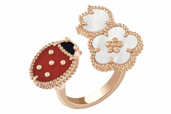 ヴァン クリーフ＆アーペル「ラッキー スプリング」新作ジュエリー、てんとう虫やプラムの花のペンダント