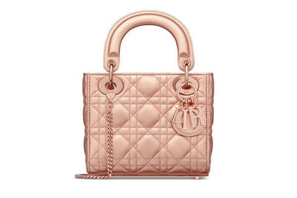 ディオール新作、“ゴールドピンク”の「レディ ディオール」や煌めくスニーカーなど