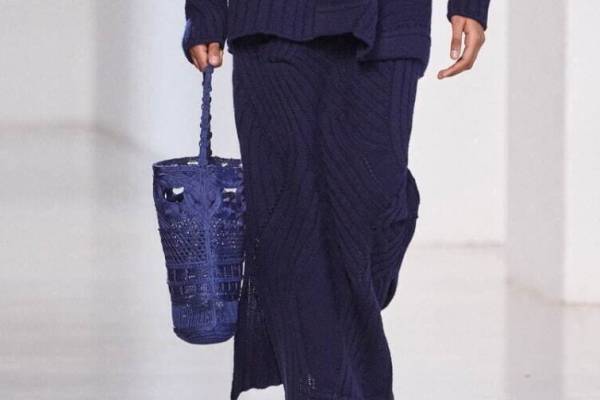 マメ クロゴウチの23年秋冬バッグ＆アクセサリー、“花籠”イメージのコード刺繍バッグなど