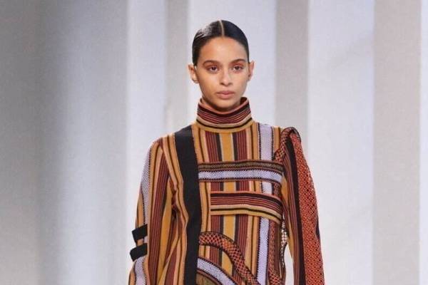 マメ クロゴウチの23年秋冬ワンピース、“竹籠の網目”を表現したドレスなど