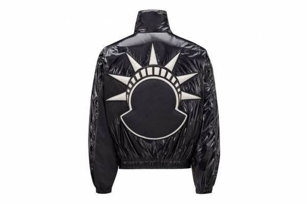 モンクレール×アリシア・キーズ“NY”着想ウェア、自由の女神モチーフのダウン＆鮮やかなパンツ