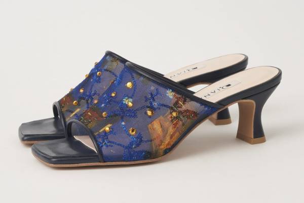ダイアナ「絵画シリーズ」サンダル＆ミュール、ゴッホ《夜のカフェテラス》やミュシャ《花に囲まれた女》