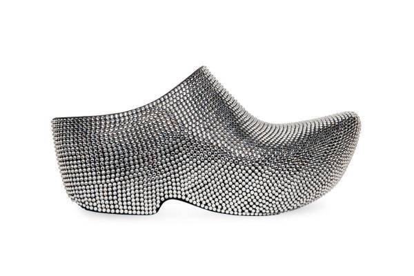 バレンシアガの超厚底ミュール「テクノクロッグ」煌めくラインストーンや木靴風ウッドプリント