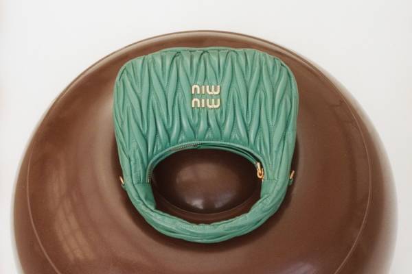 ミュウミュウのバッグ「マテラッセザー」23年新作、優しいグリーン＆ブルーのボックストートなど