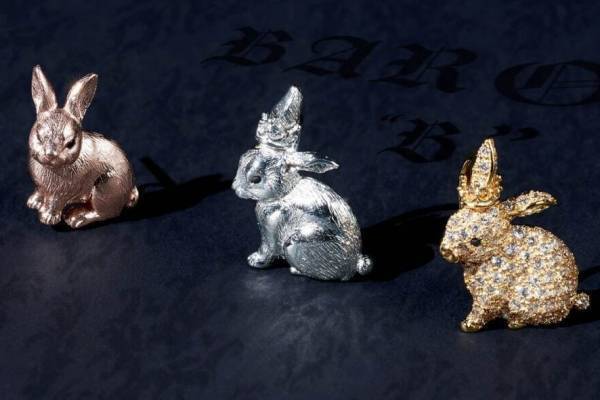 ジャスティン デイビス新作“ウサギ型”お守りジュエリー、つぶらな瞳のペンダントやピアス