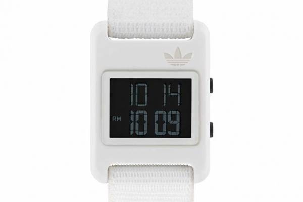 アディダス オリジナルス腕時計「レトロポップ」のデジタル版、スクエア型＆トレフォイルロゴ入り