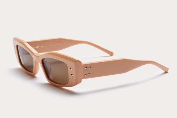 ヴァレンティノ23年春夏キャットアイサングラス、上品ベージュやブラウンの限定カラーで