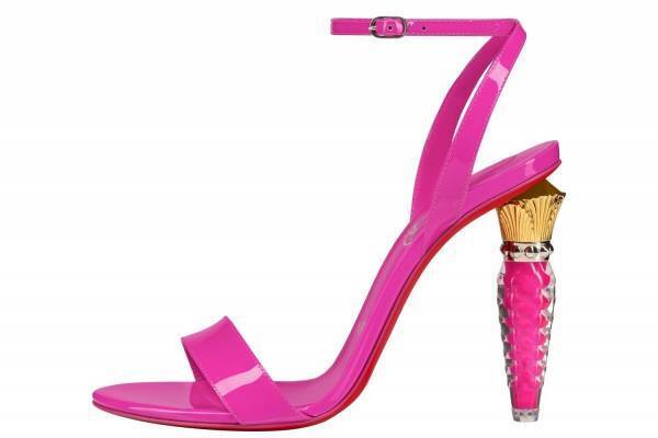 クリスチャン ルブタン23年秋冬ウィメンズシューズ、リップスティックヒール＆スタッズを飾ったブーツ