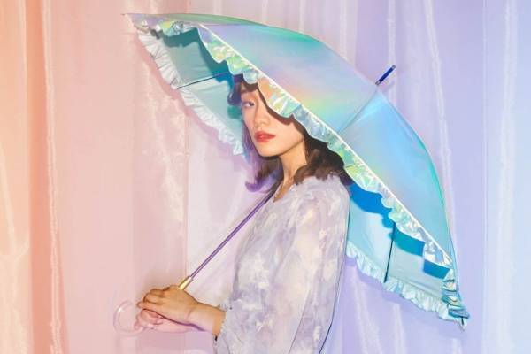 Wpc.“たっぷりフリル”の新作ビニール傘、パールのように輝くロマンティックな生地で