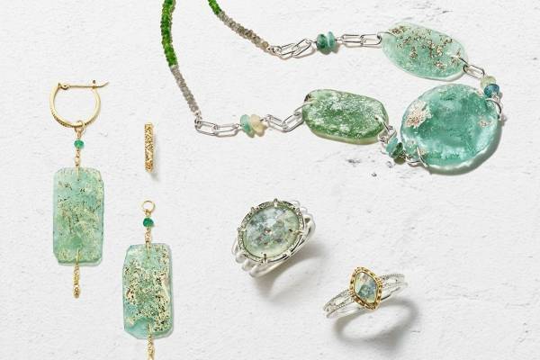 アガット23年新作ジュエリー、オーロラのように輝くローマンガラス＆“四大文明”着想リングなど