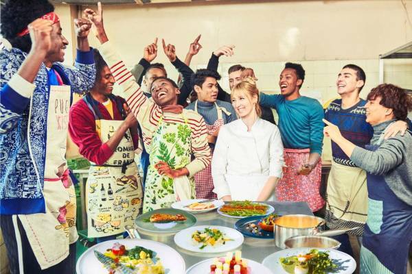 フランス映画『ウィ、シェフ！』天涯孤独のシェフと9人の移民の子どもたちが“料理人”を目指す