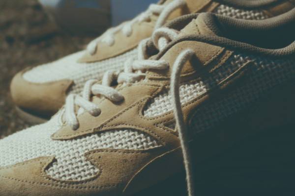 ミズノ×ビームスのスニーカー「ウェーブライダー ベータ」を“ナチュラルスエード”のアッパーで