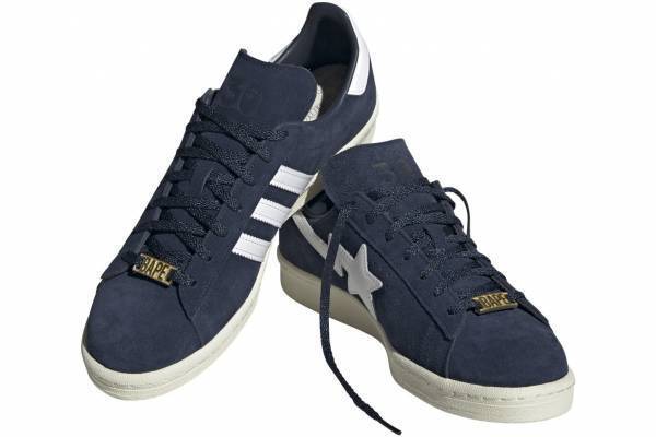 アディダス オリジナルス×ベイプのスニーカー「キャンパス 80s」左右非対称ロゴのアッパー