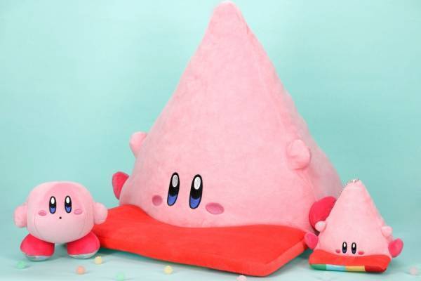 「星のカービィ」限定ショップがエキュート大宮で、“三角形に変形した”カービィのクッションなど