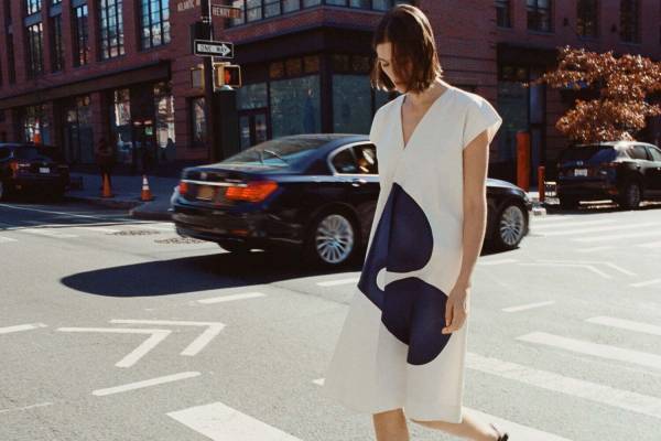 マリメッコ新作“アート作品”を描いたボリュームワンピース＆ブラウス、米アーティストとコラボ