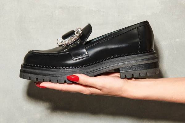 セルジオ ロッシ「クリスタル バックル」ランニングソールのサンダルやローファー、岩田屋本店で