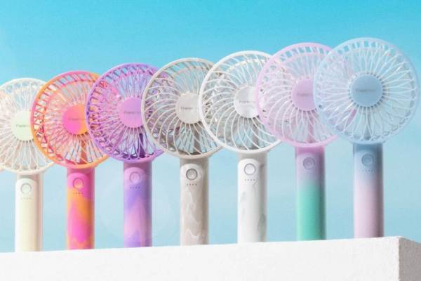 フランフランの小形扇風機「フレ ポータブルファン」23年新作、マーブルベージュやグラデーションカラー