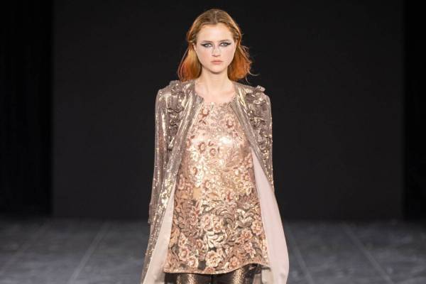 タエ アシダ 2023-24年秋冬コレクション - 華やかに、軽やかに