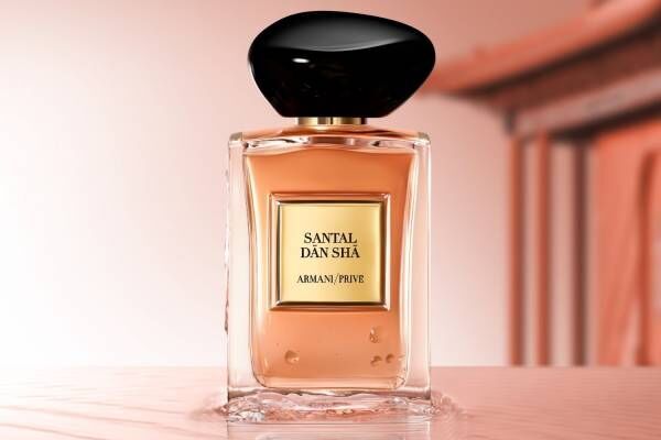 アルマーニ ビューティ新作香水「サンタル ダンシャ」サンダルウッドのウッディ＆スパイシーな香り