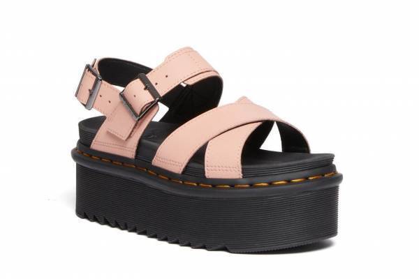 ドクターマーチン23年春夏、ピーチベージュの厚底サンダル＆アイレットを配したレースアップシューズ