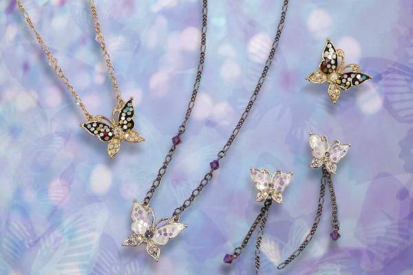 アナスイ“蝶が煌めく”新作アクセサリー、シックなブラック＆神秘的なホワイトのネックレスやピアス
