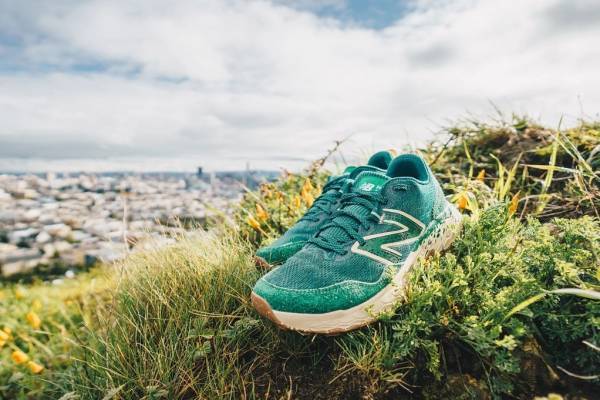 ニューバランス“都市部の緑地”着想の新作グリーンスニーカー、パークス プロジェクトと初コラボ