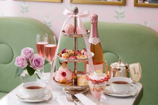 ラデュレ「母の日アフタヌーンティー」“苺×ホワイトチョコ”のタルトやローズのマカロンなど