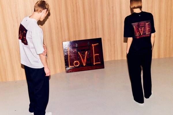 チノ“ネオン管の絵画”をプリントしたTシャツ、アーティスト・横⼭奈美とコラボ