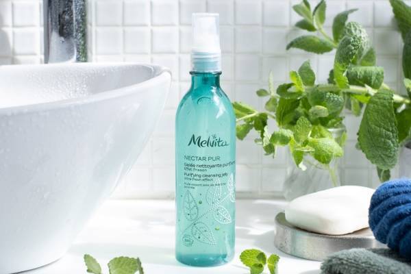 メルヴィータ23年夏スキンケア、オーガニックペパーミント精油入り“ひんやり”ジェル洗顔