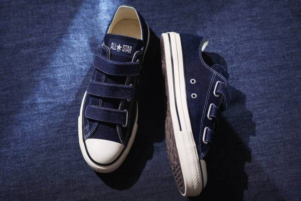 コンバース「オールスター」インディゴデニムのスニーカー、着脱しやすいベルトタイプで