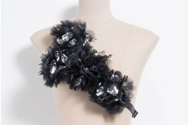 ノワール ケイ ニノミヤの伊勢丹新宿店限定ハーネス、オーガンジーとミラーシートを使用した2型