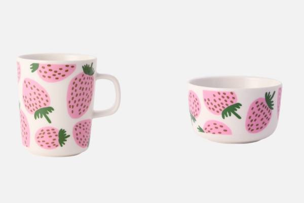 マリメッコ新作“イチゴ柄”のポップなマグカップやプレート、“イチゴの山”描いたバッグも