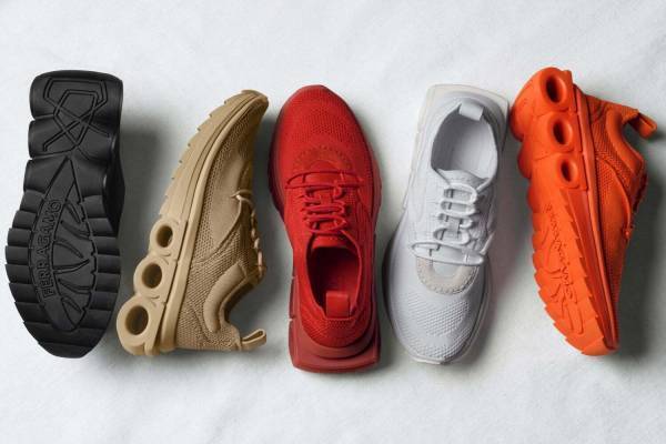 フェラガモ新作スニーカー、「ガンチーニ」のチューブ状ソール×ストレッチニットのアッパー