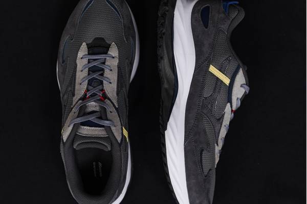 ミズノ×グラフペーパーのスニーカー、建築家ヘリットリート・フェルト「シュレーダー邸」着想の配色に