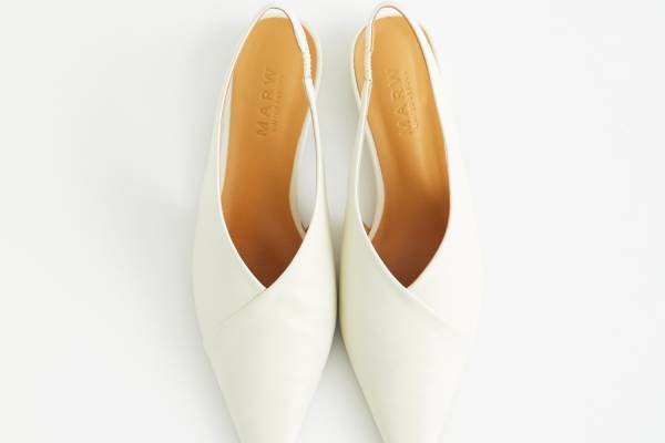 マルゥ ユナイテッドアローズ+オデット エ オディールのフラットシューズ、ミニマルなバックストラップ