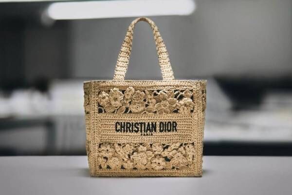 ディオール新作バッグ“ラフィア素材”の「ディオール ブックトート」クロシェで編み込まれた花々