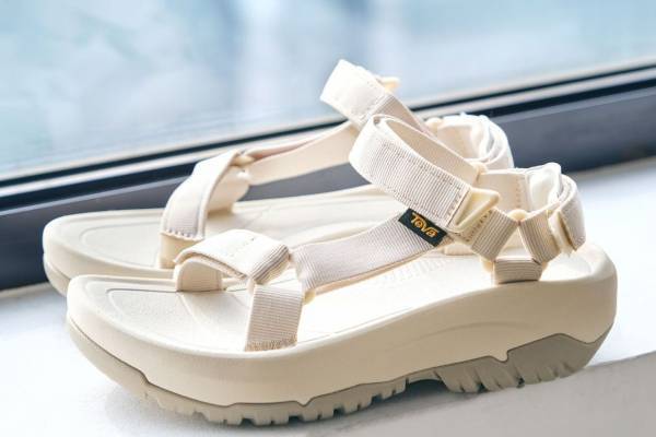 Teva「ハリケーン」厚底サンダルにトープ＆ベージュのグラデ、グリーンレーベル リラクシング別注色