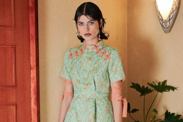 パメオポーズ23年夏ウェア、リボンを飾ったチャイナ風ミニドレス＆バラのボタン付きワンピース