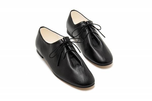 ビューティフル・シューズ新作フラットシューズ、“レースアップorエラスティック”の全2種で