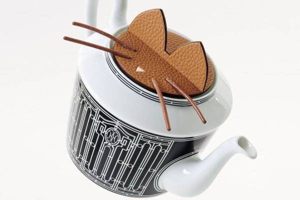 「エルメスのプティ アッシュ」大阪中之島美術館に、“レザーの耳”招き猫ティーポットなどオブジェが集結