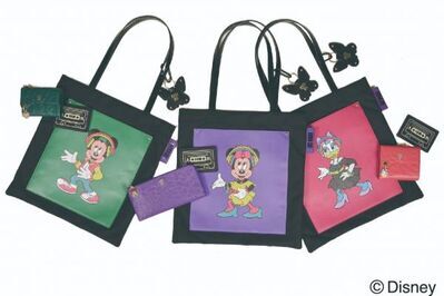 アナ スイ“ディズニーキャラクター”のトートバッグや財布、ヘッドフォンをしたミッキー＆ミニー