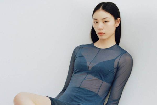 ユニクロ×マメ クロゴウチ2023年春夏、ブルーグラデカラーのシアートップス＆3Dニットセーターなど