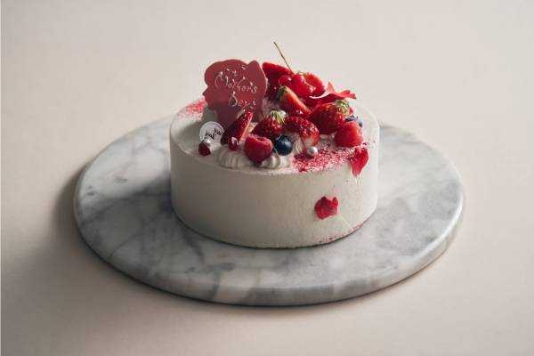 自由が丘モンサンクレール「母の日」ケーキ、カーネーションの花びら×真っ赤なベリーのショート