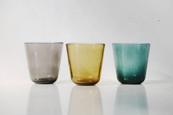 マーガレット・ハウエル×ガラス工房「フレスコ」のコラボ、ニュアンスカラーのロゴ入りグラス