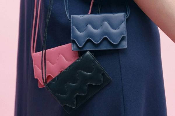 マリメッコ“カモメ柄”ベルトバッグ、“ウニッコ柄”ストラップのスクエア型ショルダーも