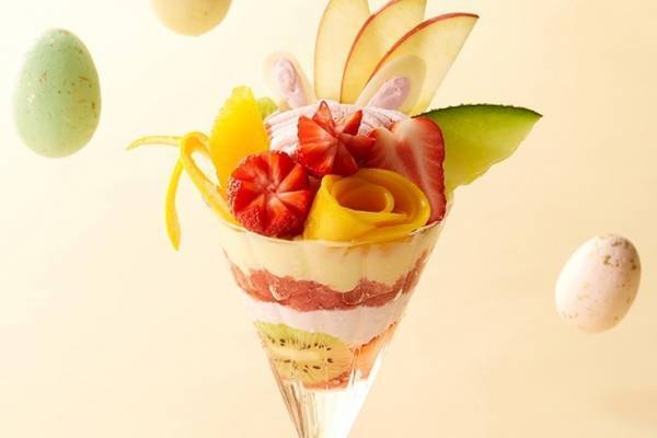 タカノフルーツパーラーのイースター限定パフェ、“うさぎ型”の苺クリーム×キウイやイチゴ