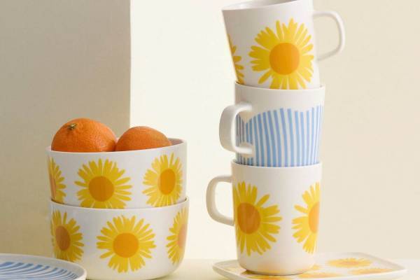 マリメッコからひまわりモチーフの「アウリンゴンクッカ」新作アイテム、マグカップや日本限定エプロン