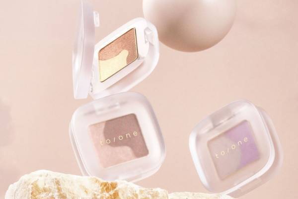 トーン23年夏コスメ、“旅先の自然に着想”透明感アイカラー＆儚げパープルのネイルなど