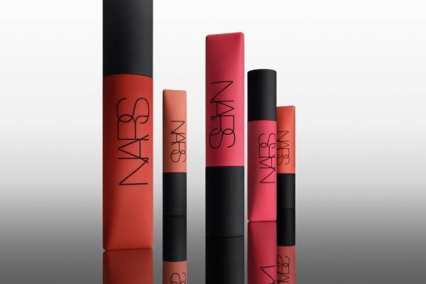 NARS「エアーマット リップカラー」に新3色、“空気にキス”されるような軽やかマット唇に